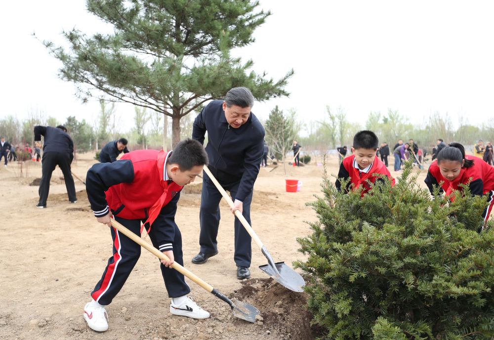 2021年4月2日，习近平来到北京市朝阳区温榆河参加首都义务植树活动。