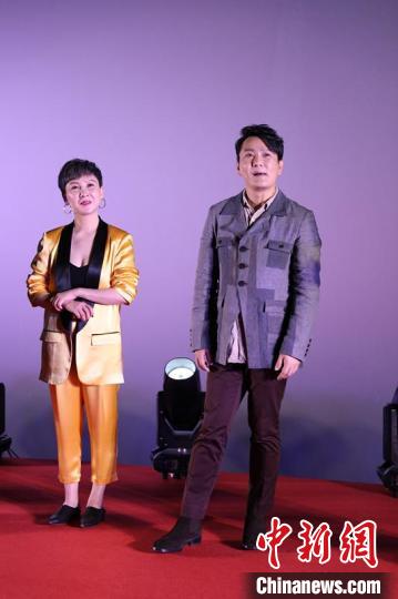 张信哲与导演朱雪菲. 何浠 摄