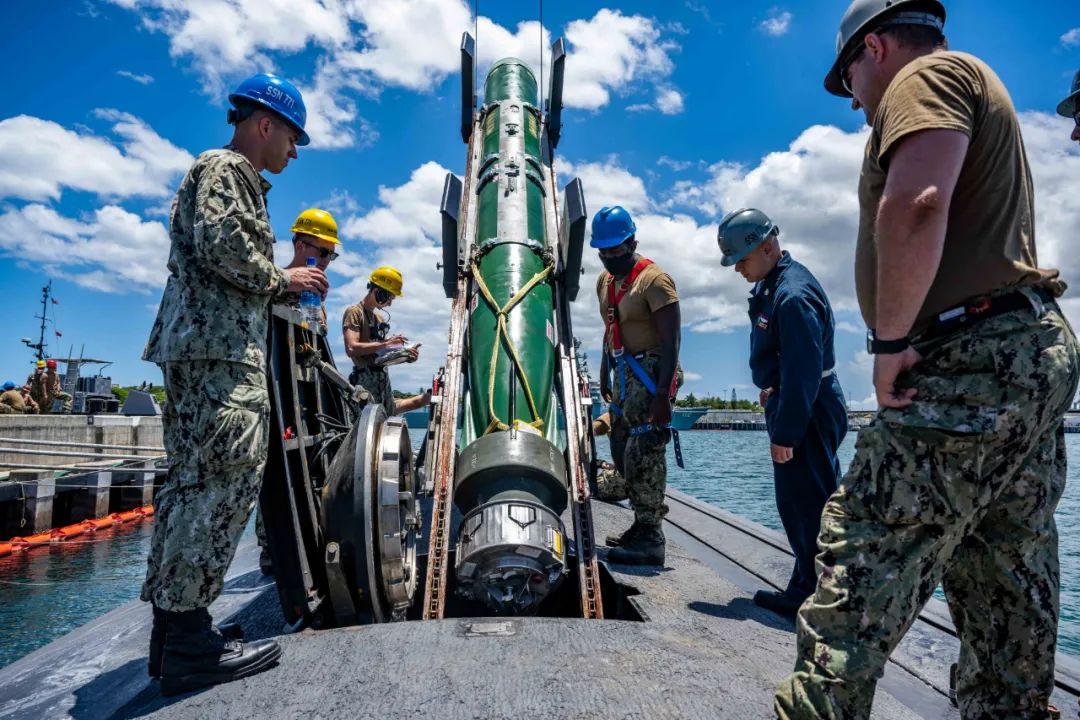 美国海军极为罕见地发布了“哥伦比亚”号潜艇装填鱼雷的照片