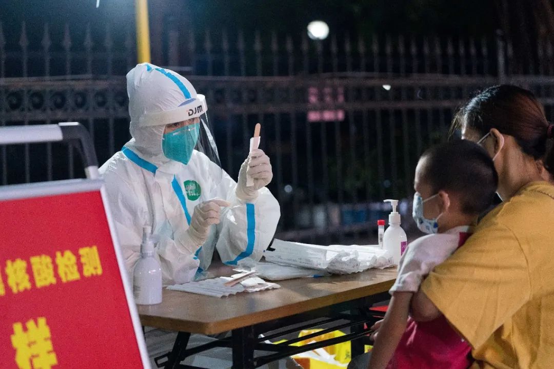 广州本土疫情感染链增至96人，一名92岁老奶奶确诊，区域、家庭集聚突出
