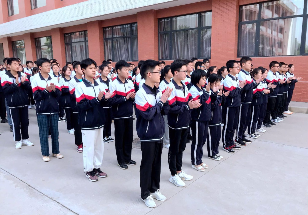 "泾阳崇实中学高三一班学生陈妙说:"非常感谢爱心人士对我们高考考生