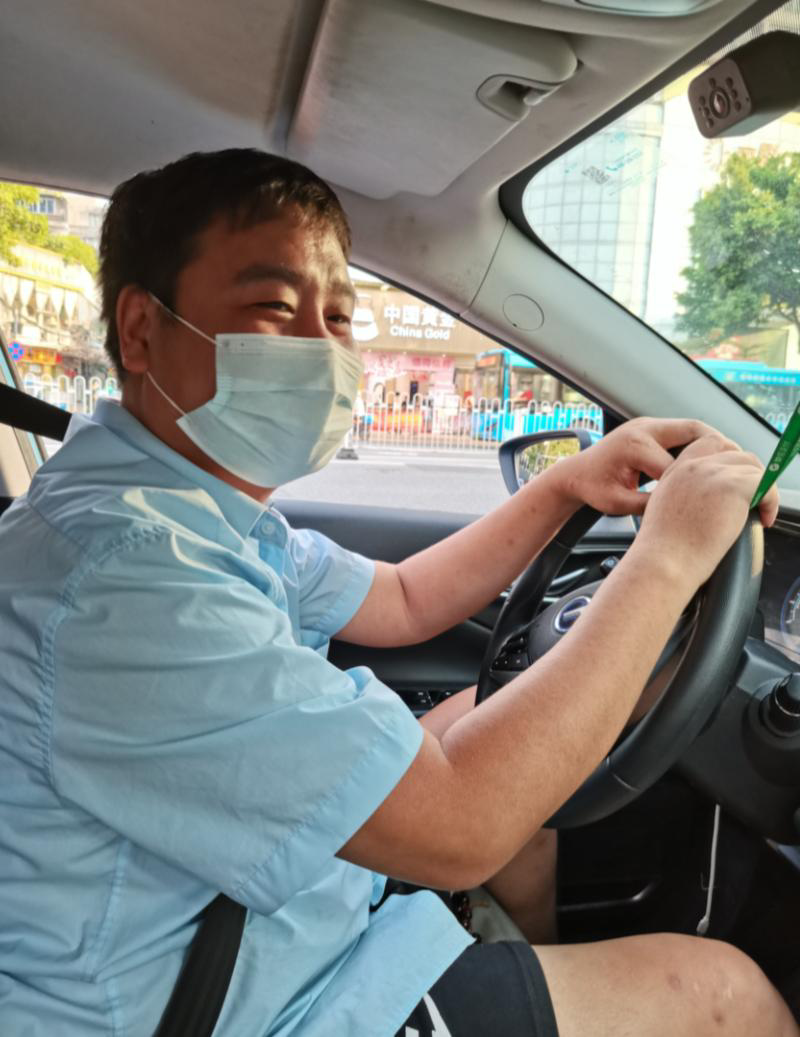 暖心出租车司机为核酸采集护士免车费