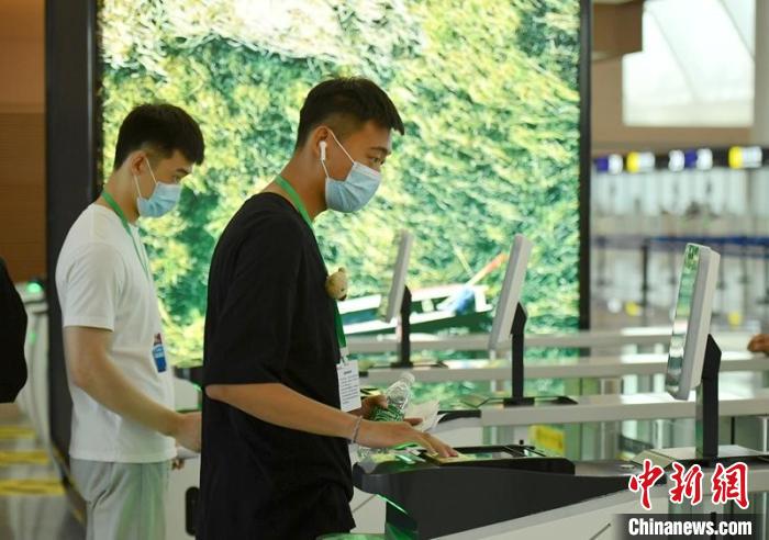 模拟旅客通过身份证和刷脸进入机场安检区域。刘忠俊 摄