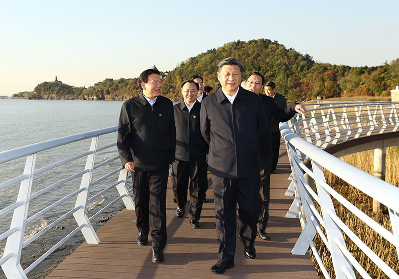 ▲ 2020年11月12日至13日,中共中央总书记、国家主席、中央军委主席习近平在江苏考察。这是12日下午,习近平在南通市五山地区滨江片区,沿江边步行察看滨江生态环境 鞠鹏摄/本刊