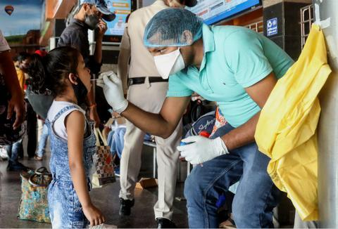 数读6月4日全球疫情 全球日增确诊超41万例累计逾1 73亿例印度一地区单月有近1万名儿童新冠阳性 印度 新冠肺炎 巴西 新浪新闻