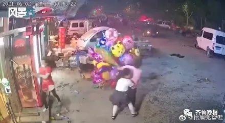 山东街头母女俩卖气球突遇大风，气球被吹飞瞬间，女儿一个动作令人动容休闲区蓝鸢梦想 - Www.slyday.coM