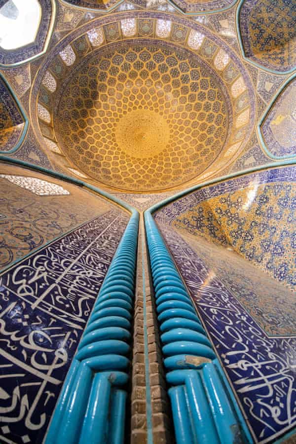 建造于17世纪位于伊朗伊斯法罕的Sheikh Lotfollah清真寺，内墙墙面装饰着精美的瓷砖。图片来源：Valerio Febbo/Alamy述