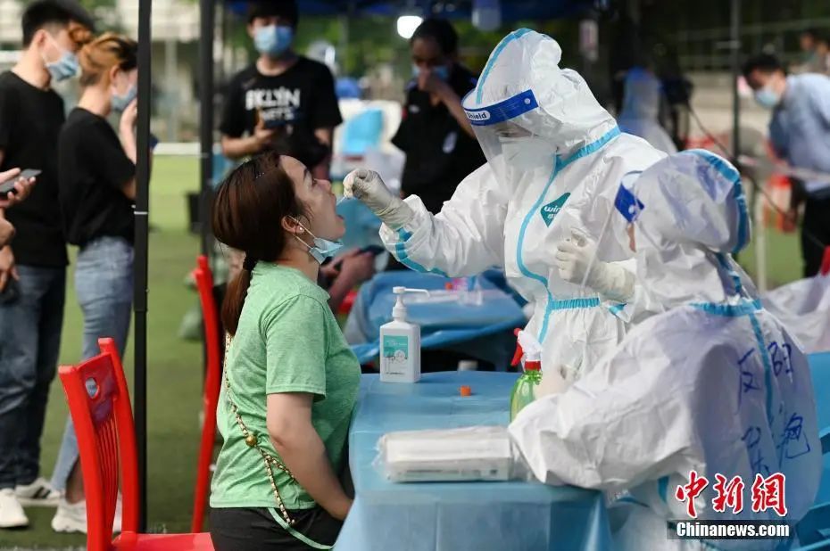 资料图：广州市海珠区医护人员为市民做核酸检测。  中新社记者 陈楚红 摄 