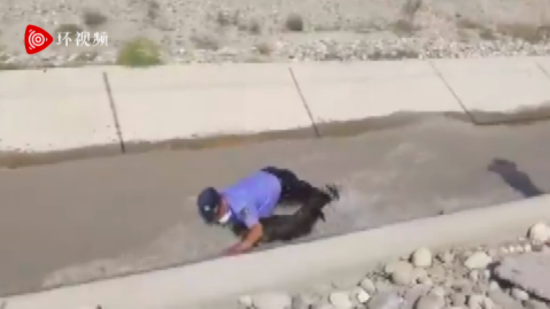 新疆民警跳水渠帮牧民救羊视频上传油管，被赞“世界最好警察”