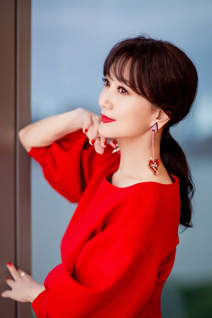 赵雅芝晒江边写真 正红色泡泡袖连衣裙明艳动人