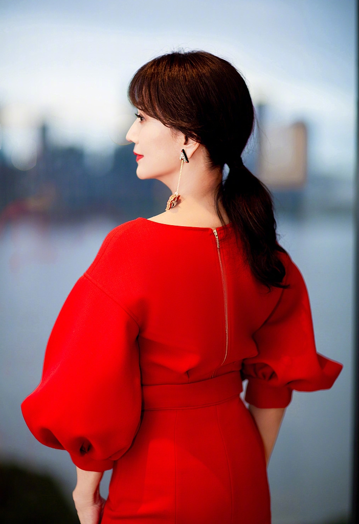 赵雅芝晒江边写真 正红色泡泡袖连衣裙明艳动人