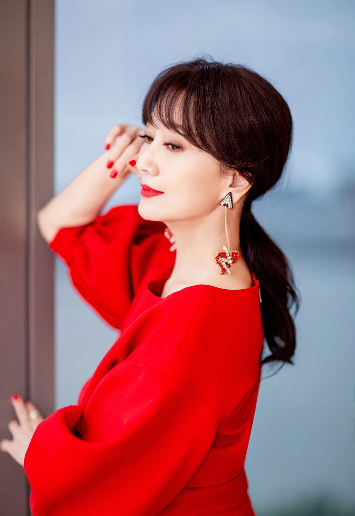 赵雅芝晒江边写真 正红色泡泡袖连衣裙明艳动人