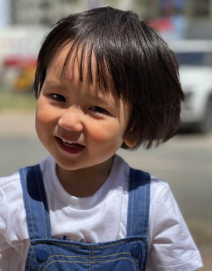 易烊千玺抱胖虎女儿拍照 眼神有爱画面超治愈