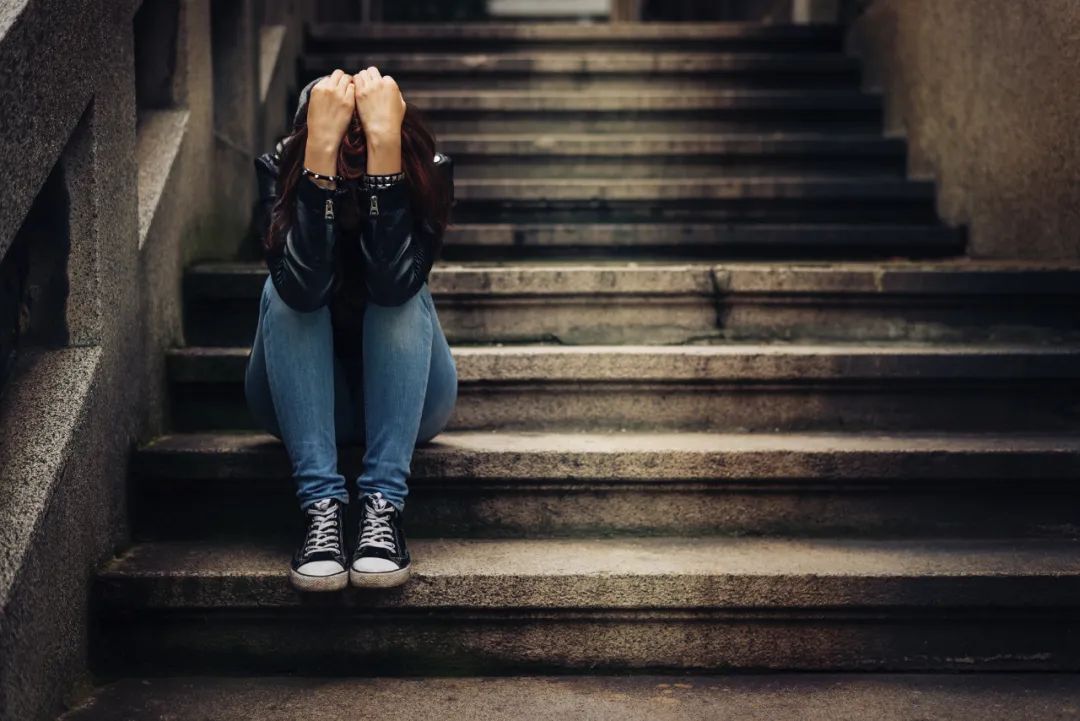 白天对人笑脸相迎晚上独处身心俱疲职场女性遭遇抑郁挑战