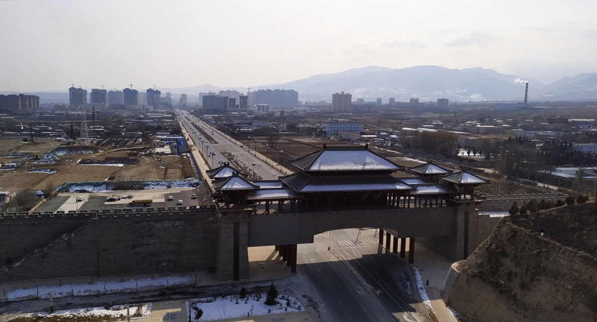 2016年至2019年,榆中县耗资5300余万元在县城北出口修建两座仿古城门