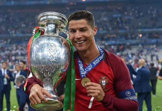 足球界传奇人物c罗不服老第五度出征欧洲杯冀破纪录创造传奇