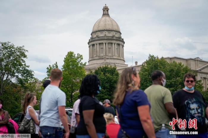 Data map: Outside the Kentucky State Capitol, thousands of Americans who were unemployed during the epidemic lined up here, waiting to enter the temporary unemployment office of the building.