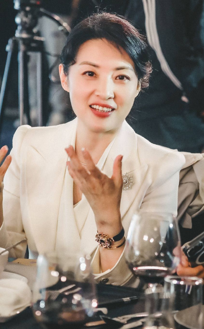 周涛现身央视晚会主持现场照脸颊凹陷有老感已经有53岁状态