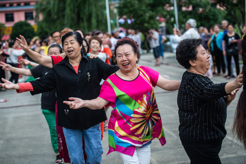 这里的广场舞，为何静悄悄？