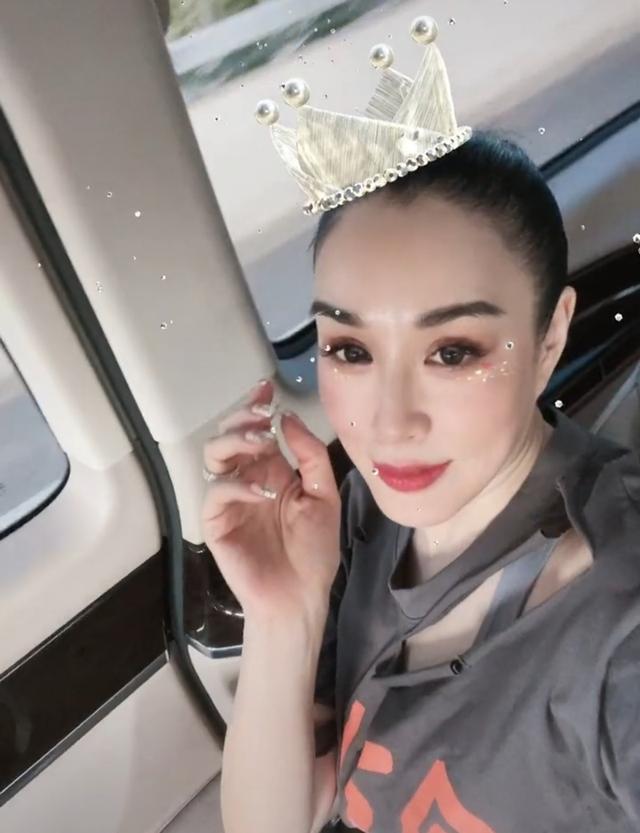 钟丽缇近照妆容精致状态好,穿镂空上衣超妩媚,脖子暴露真实年龄