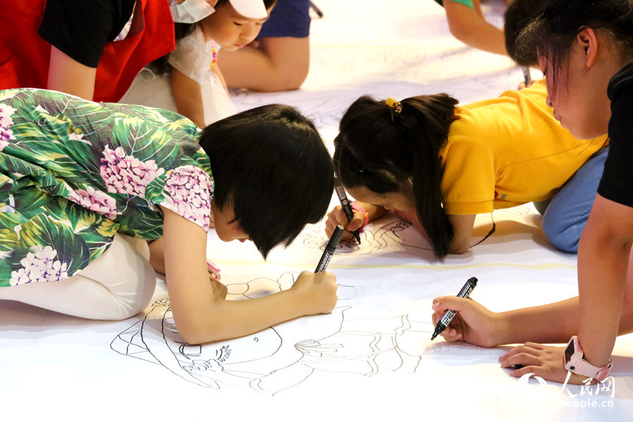 福建厦门:20位儿童画手在长卷上现场作画 展示他们眼中的"非遗"