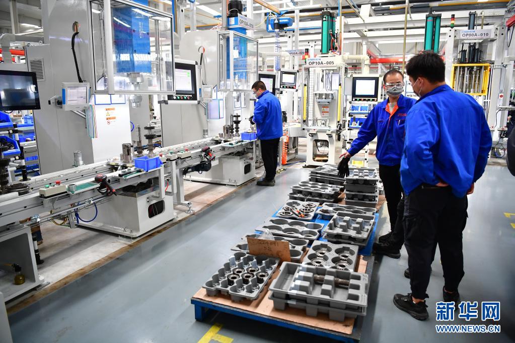 工人在法士特伊顿（宝鸡）轻型变速器有限公司厂区内的生产线上工作（2020年4月15日摄）。新华社记者 邵瑞 摄