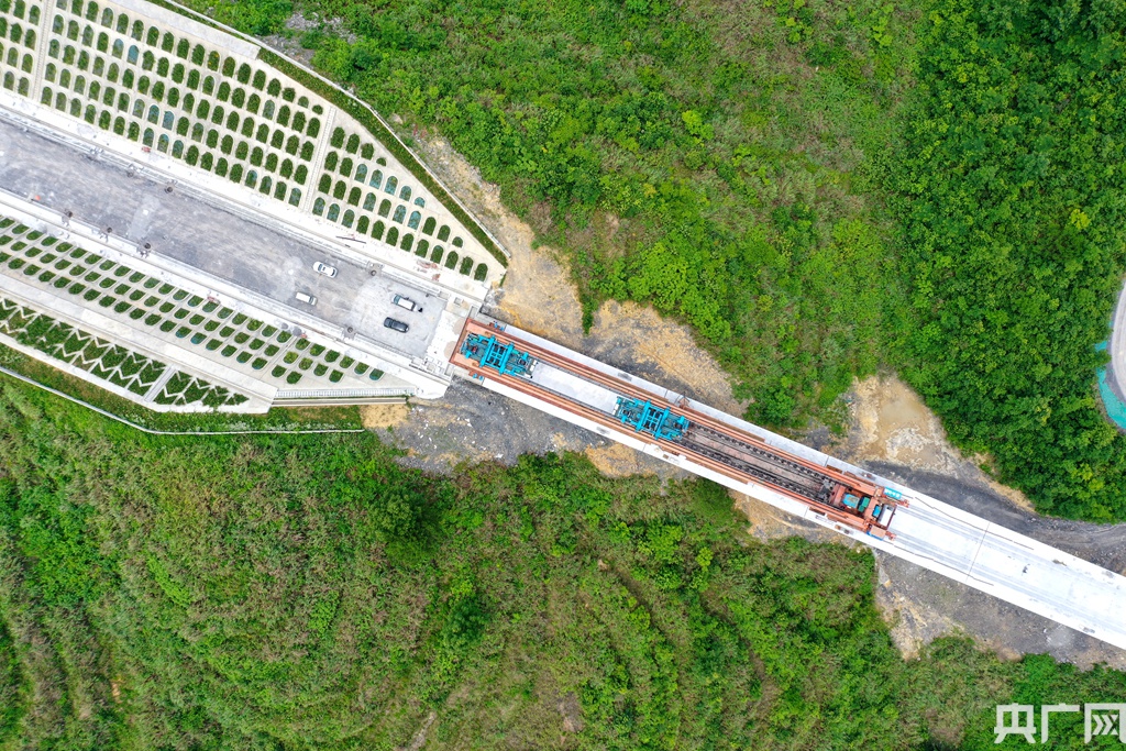 纵移到位俯视图 (央广网发 莫宇摄)