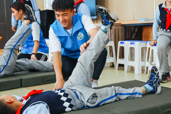     近日，上海师范大学志愿者教小学生做脊柱保健操。上海师范大学供图