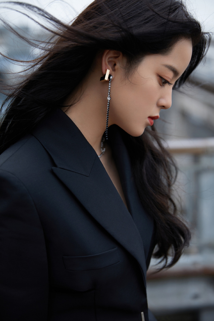 欧阳娜娜穿黑色西装小露深v 坐姿霸气眼神撩人