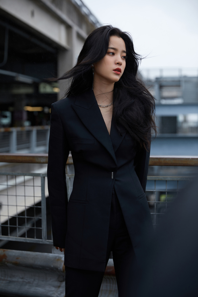欧阳娜娜穿黑色西装小露深v 坐姿霸气眼神撩人