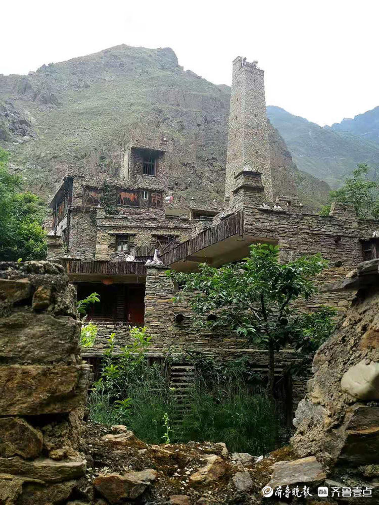 汶川县龙溪镇杂谷脑河东岸的羌人谷