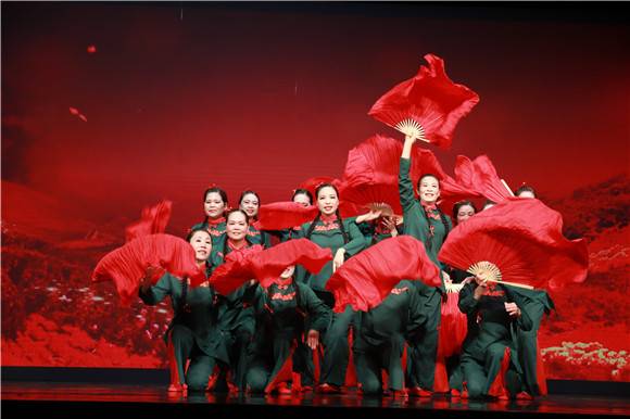 气质不输明星 阿姨爷叔 闪亮 上海社区广场舞决赛舞台 广场舞 新浪科技 新浪网