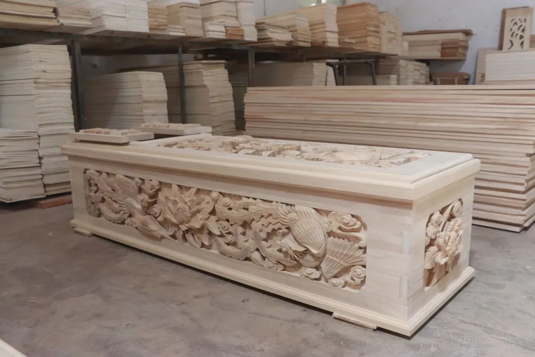 有一期走进了曹县,镜头里的棺材厂正是蔡秀芳创办的云龙木雕公司