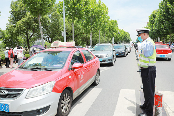 交警指挥车辆有序通行.裕安区融媒体中心供图