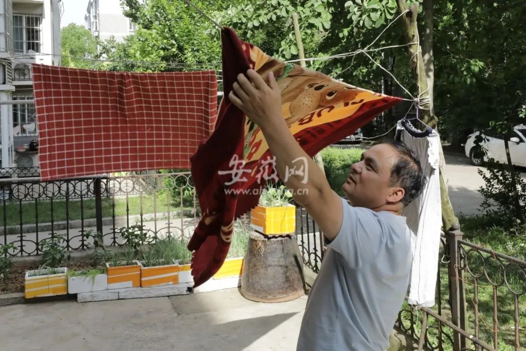 大爱！淮南一家三口先后瘫痪，邻居男子无偿照顾10年！休闲区蓝鸢梦想 - Www.slyday.coM