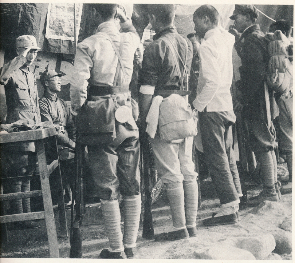 1941年5月,五四青年节表彰大会上,阜平县民兵持缴获的武器向聂荣臻