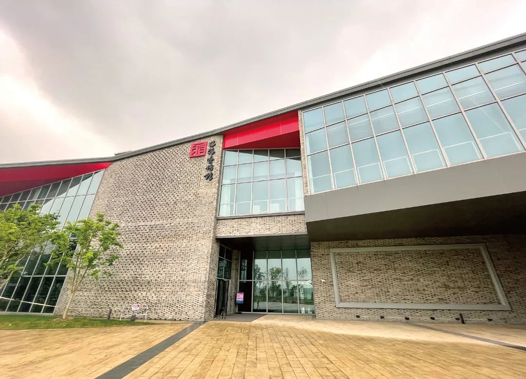 闵行区上海海派艺术馆以"华彩之美"为主题,主要专题展示陶瓷烧造,漆器