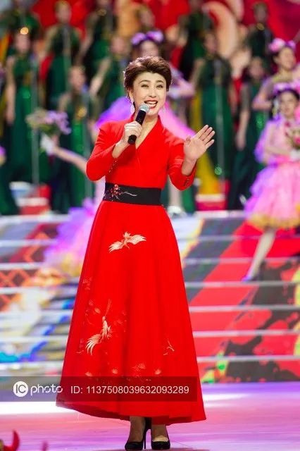 还记得闫学晶吗?她儿子都结婚了