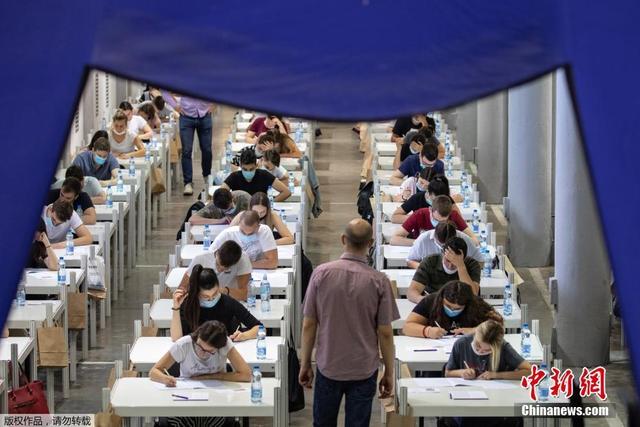 资料图:当地时间2020年6月30日,塞尔维亚贝尔格莱德,学生们在博览会大厅里参加大学入学考试。