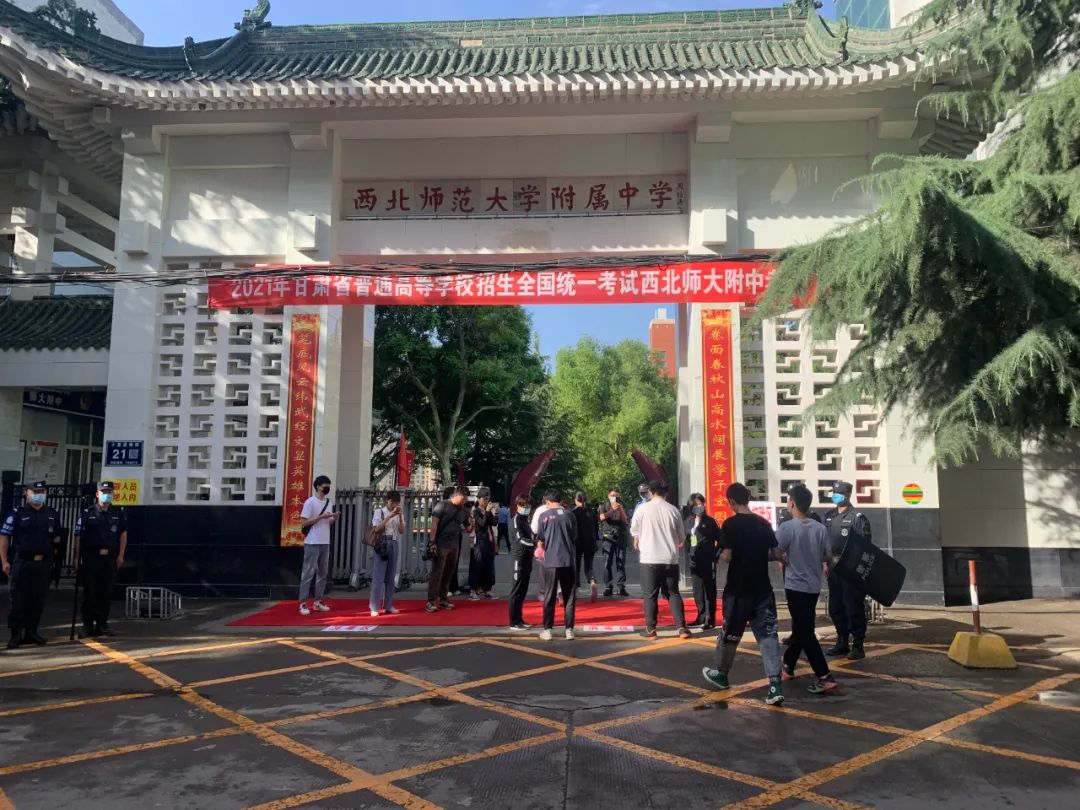 西北师大附中考点兰州一中考生陆续进入考场兰州一中考点兰州二十七