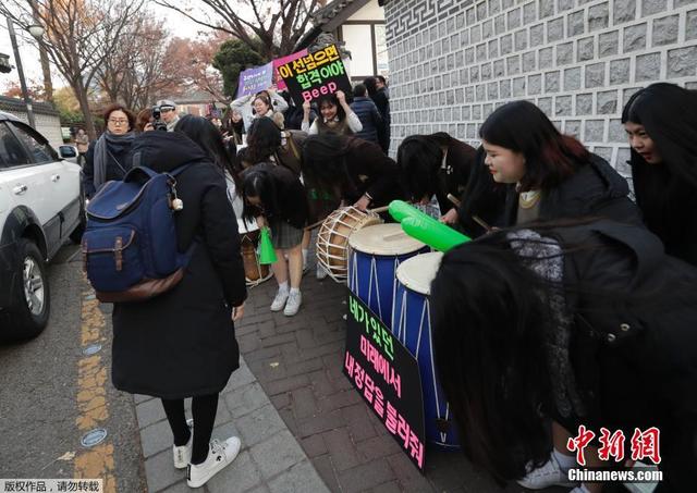 资料图:当地时间2018年11月15日,韩国大学入学考试第一天,学生家长陪同送考为考生加油打气,更有考生后辈在考场外祝福学长学姐“高考”顺利。