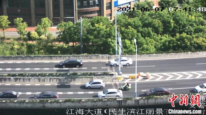 高考考生途中遇事故江苏南通铁骑12分钟紧急护送 手机新浪网 高考考生途中遇事故江苏南通铁骑12分钟紧急护送 手机新浪网