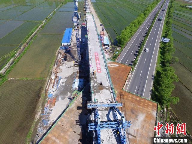 佳鹤铁路跨鹤大高速公路特大桥建设现场。柏常海 摄