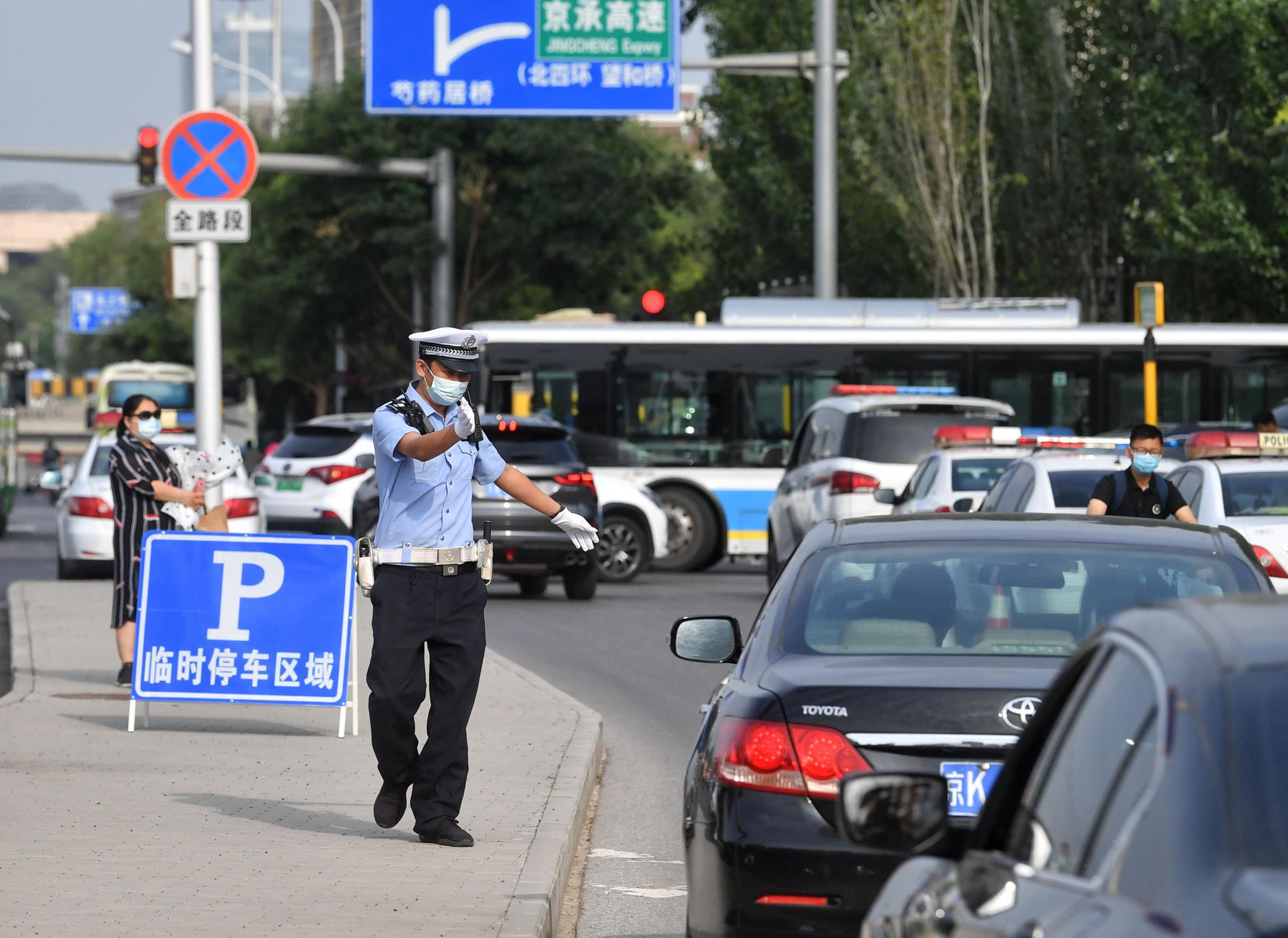 交警在现场疏导交通.新京报记者 王贵彬 摄