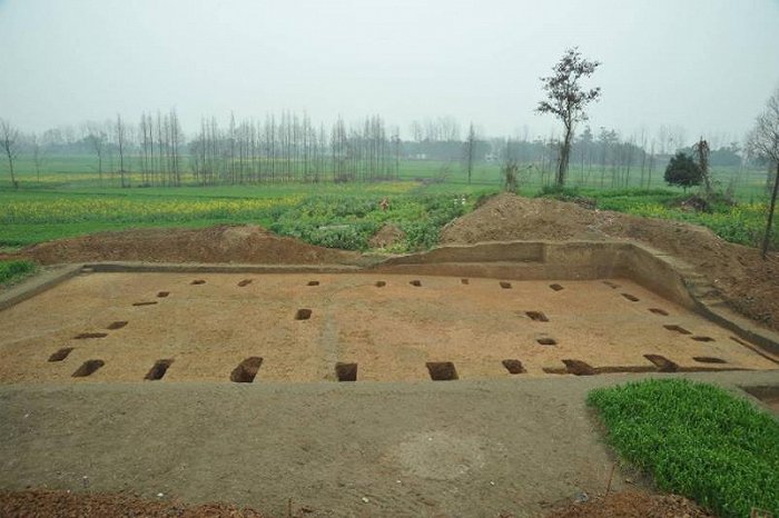 红土台地的大型房址 古墩子F3图片来源：成都文物考古研究院