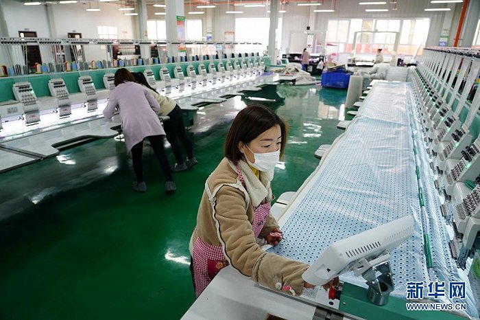 在陕西安康市汉滨区五里镇朝阳社区一家刺绣印花厂，社区工人在车间内工作（2020年3月5日摄）。新华社记者 邵瑞 摄