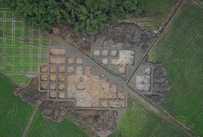 黄土台地的房屋与可利用低洼区域的墓葬图片来源：成都文物考古研究院
