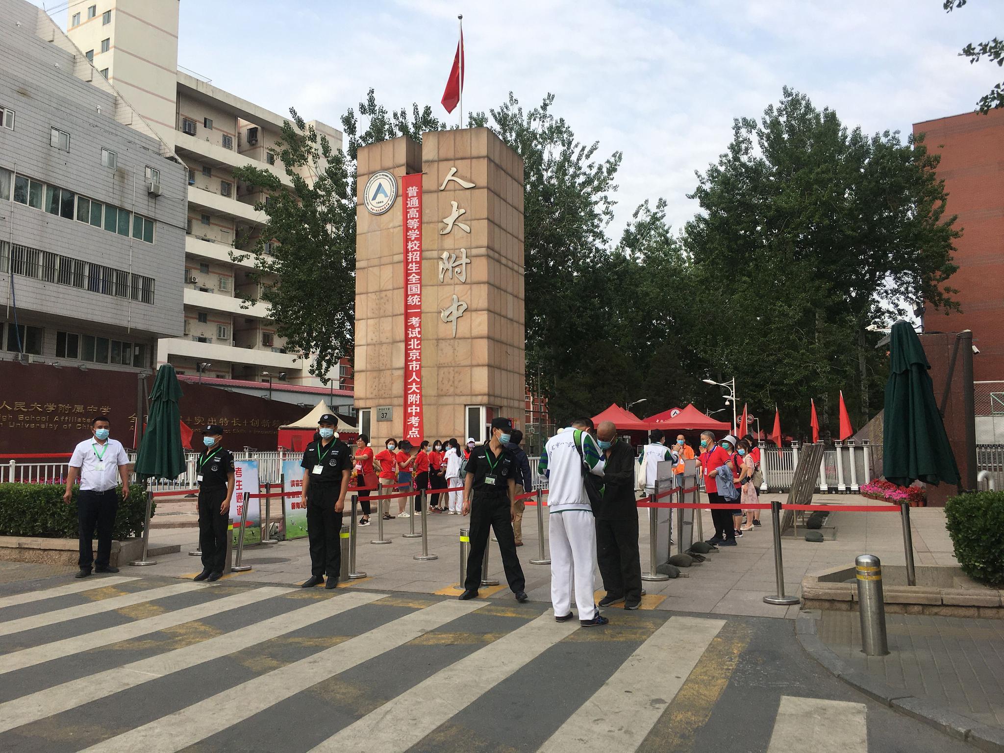 考生有序进入人大附中考点.图/新京报记者 杨菲菲