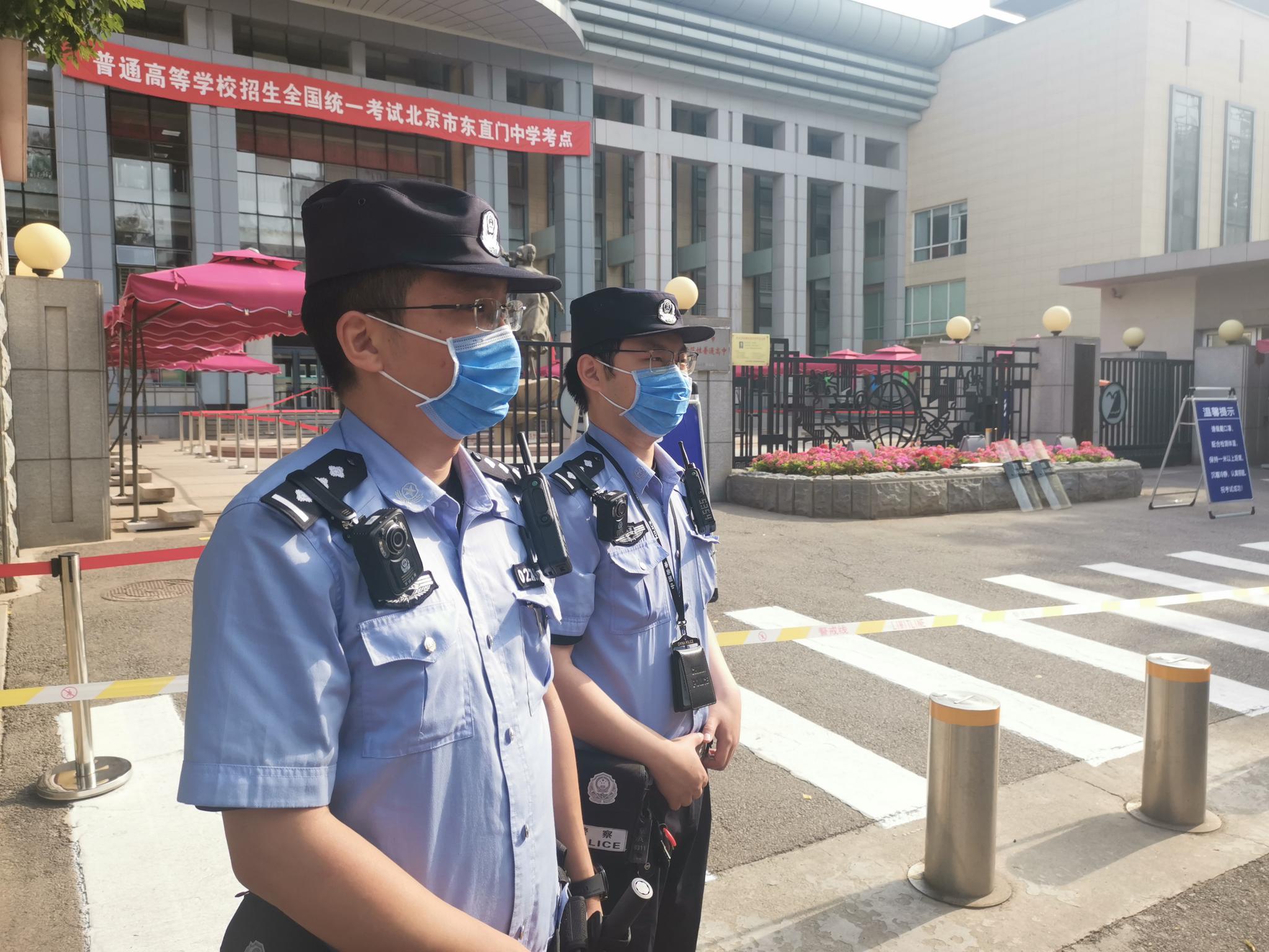 "东城公安分局东华门派出所民警王华彬说,早晨8时左右,派出所接到一名