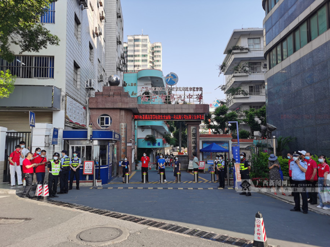 南宁三中青山校区门前,一大早就来了很多考生家长为孩子送考.